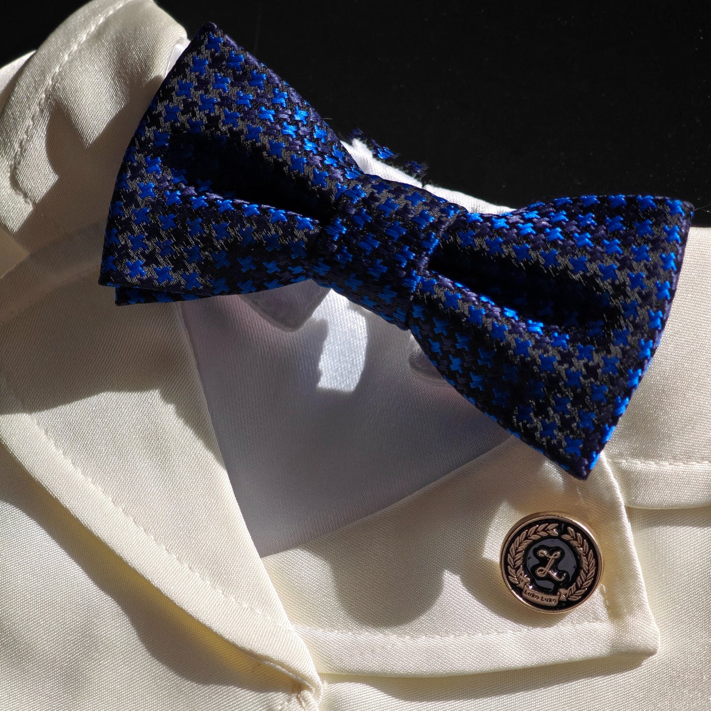 James – Blue Textured Bow Tie